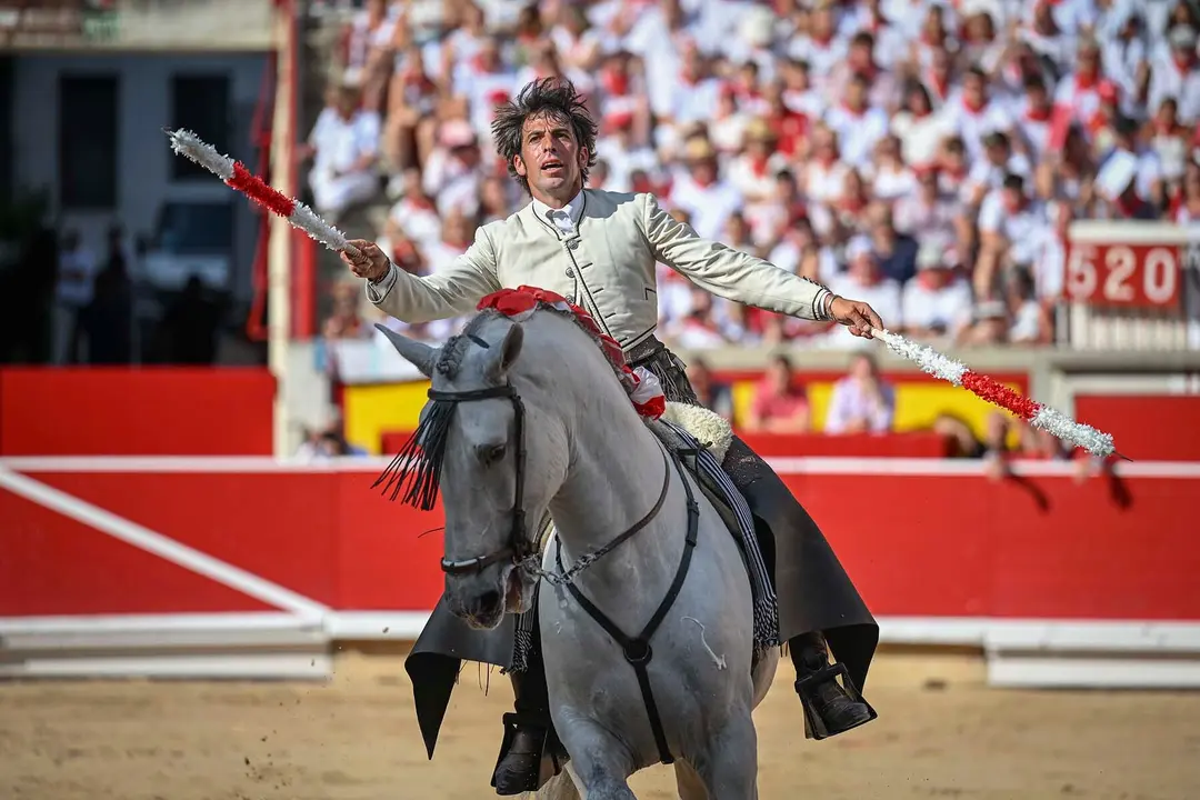 GRAFCAV9781. PAMPLONA, 06/07/2025.- El rejoneador Roberto Armendáriz durante la lidia a su primer toro de la tarde en la segunda de abono de la Feria de Toro de los Sanfermines 2025 con toros de la ganadería salmantina de 'El Capea' y en la que compare cartel con la rejoneadora francesa Lea Vicens (primera mujer que torea en la Feria del Toro) y con Guillermo Hermoso de Mendoza. EFE/ Daniel Fernández