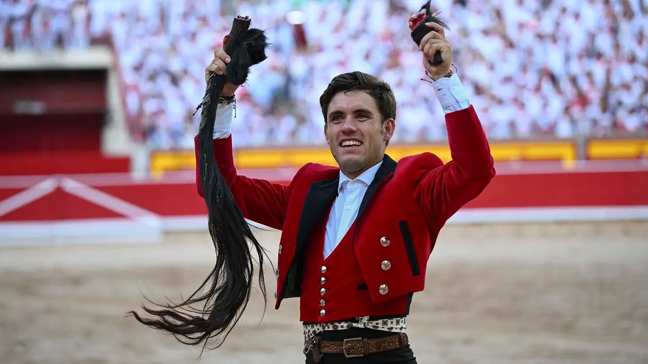 GRAFCAV9820. PAMPLONA, 06/07/2025.- El rejoneador Guillermo Hermoso de Mendoza corta dos orejas y el rabo al último toro de la tarde en la segunda de abono de la Feria de Toro de los Sanfermines 2025 con toros de la ganadería salmantina de 'El Capea' y en la que comparte cartel con el rejoneador Roberto Armendáriz y con la rejoneadora francesa Lea Vicens (primera mujer que torea en la Feria del Toro). EFE/ Daniel Fernández