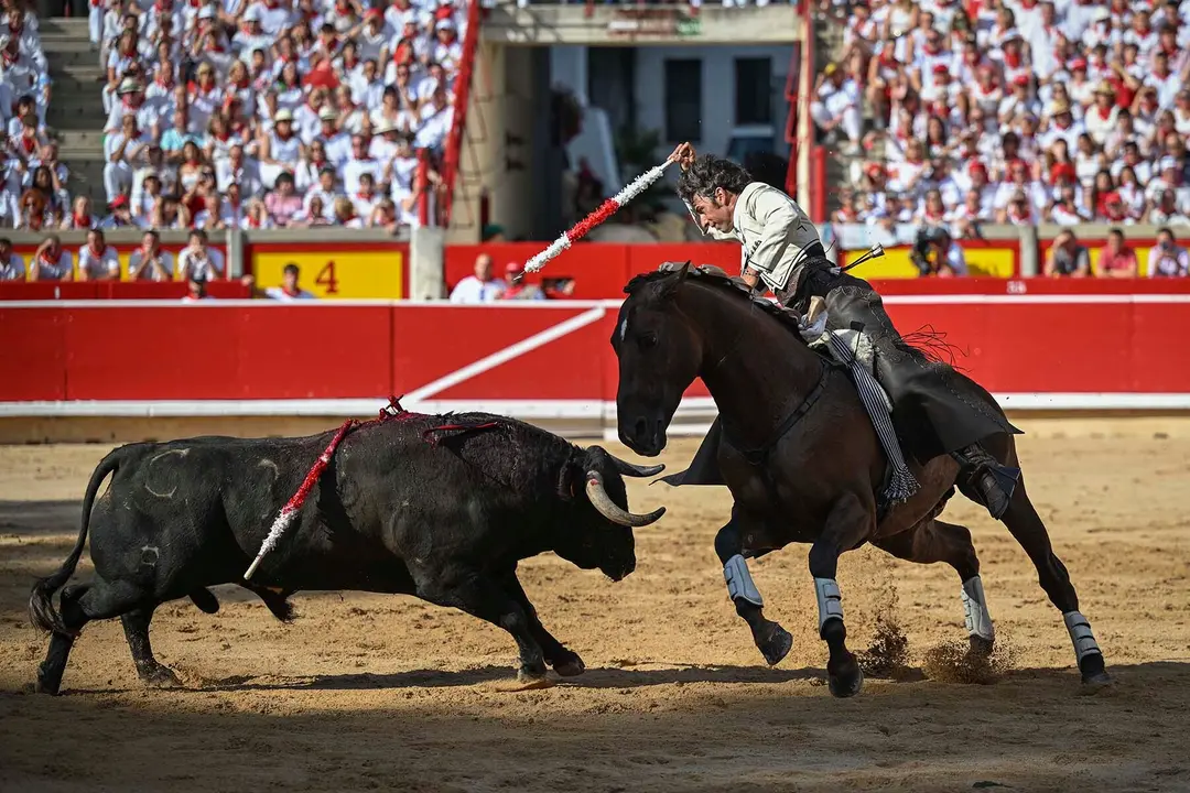 GRAFCAV9777. PAMPLONA, 06/07/2025.- El rejoneador Roberto Armendáriz durante la lidia a su primer toro de la tarde en la segunda de abono de la Feria de Toro de los Sanfermines 2025 con toros de la ganadería salmantina de 'El Capea' y en la que compare cartel con la rejoneadora francesa Lea Vicens (primera mujer que torea en la Feria del Toro) y con Guillermo Hermoso de Mendoza. EFE/ Daniel Fernández