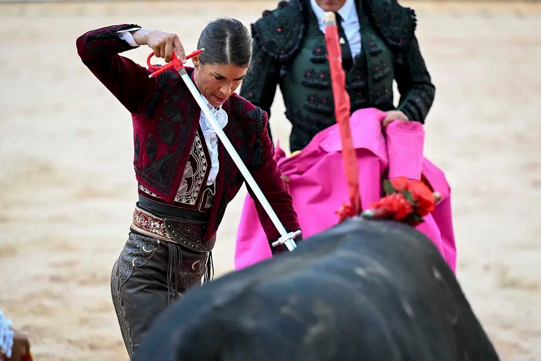 GRAFCAV9816. PAMPLONA, 06/07/2025.- La rejoneadora francesa Lea Vicens (primera mujer que torea en la Feria del Toro) durante la lidia a su segundo toro de la tarde en la segunda de abono de la Feria de Toro de los Sanfermines 2025 con toros de la ganadería salmantina de 'El Capea' y en la que comparte cartel con el rejoneador Roberto Armendáriz y con Guillermo Hermoso de Mendoza. EFE/ Daniel Fernández