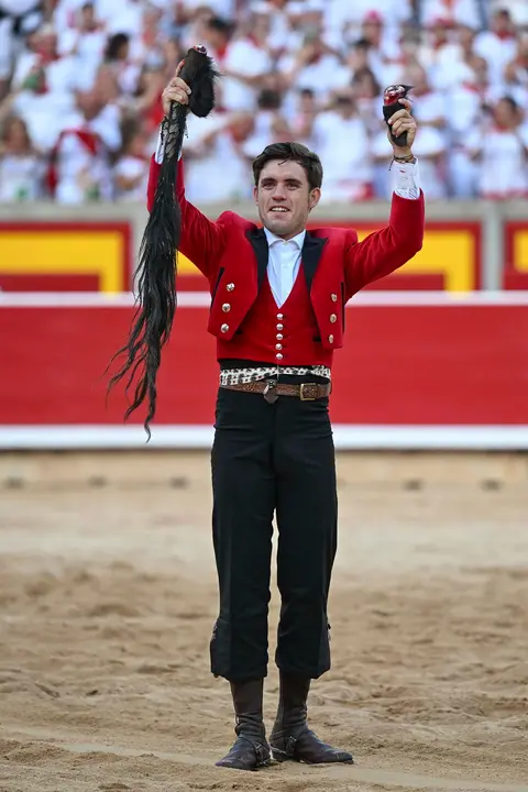 GRAFCAV9821. PAMPLONA, 06/07/2025.- El rejoneador Guillermo Hermoso de Mendoza corta dos orejas y el rabo al último toro de la tarde en la segunda de abono de la Feria de Toro de los Sanfermines 2025 con toros de la ganadería salmantina de 'El Capea' y en la que comparte cartel con el rejoneador Roberto Armendáriz y con la rejoneadora francesa Lea Vicens (primera mujer que torea en la Feria del Toro). EFE/ Daniel Fernández
