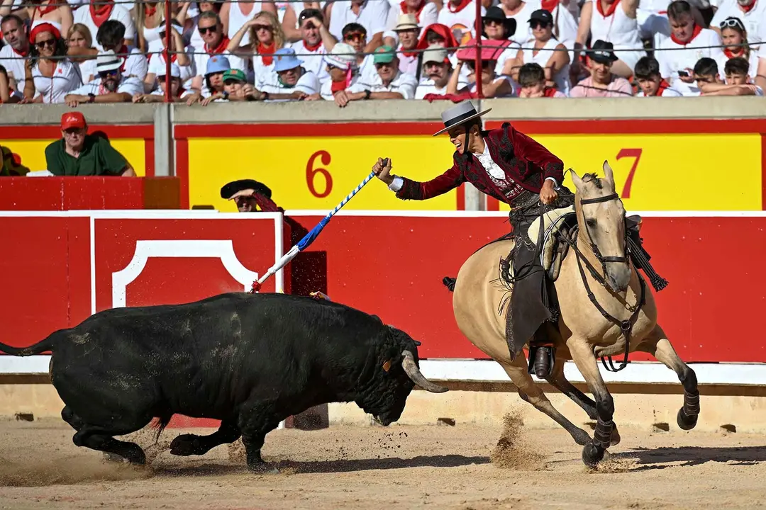 GRAFCAV9788. PAMPLONA, 06/07/2025.- La rejoneadora francesa Lea Vicens (primera mujer que torea en la Feria del Toro) durante la lidia a su primer toro de la tarde en la segunda de abono de la Feria de Toro de los Sanfermines 2025 con toros de la ganadería salmantina de 'El Capea' y en la que comparte cartel con el rejoneador Roberto Armendáriz y con Guillermo Hermoso de Mendoza. EFE/ Daniel Fernández