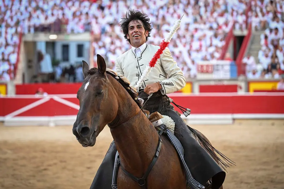 GRAFCAV9806. PAMPLONA, 06/07/2025.- El rejoneador Roberto Armendáriz durante la lidia a susegundo toro de la tarde en la segunda de abono de la Feria de Toro de los Sanfermines 2025 con toros de la ganadería salmantina de 'El Capea' y en la que compare cartel con la rejoneadora francesa Lea Vicens (primera mujer que torea en la Feria del Toro) y con Guillermo Hermoso de Mendoza. EFE/ Daniel Fernández