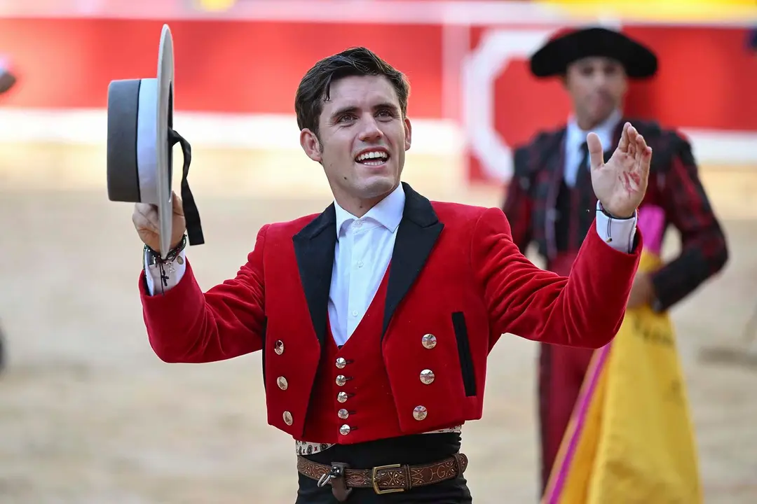 GRAFCAV9803. PAMPLONA, 06/07/2025.- El rejoneador Guillermo Hermoso de Mendoza corta una oreja a su primer toro de la tarde en la segunda de abono de la Feria de Toro de los Sanfermines 2025 con toros de la ganadería salmantina de 'El Capea' y en la que comparte cartel con el rejoneador Roberto Armendáriz y con la rejoneadora francesa Lea Vicens (primera mujer que torea en la Feria del Toro). EFE/ Daniel Fernández