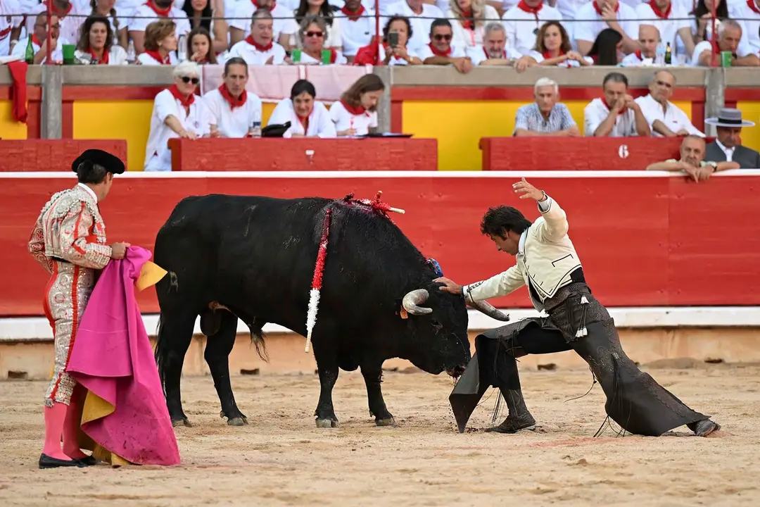 GRAFCAV9808. PAMPLONA, 06/07/2025.- El rejoneador Roberto Armendáriz durante la lidia a susegundo toro de la tarde en la segunda de abono de la Feria de Toro de los Sanfermines 2025 con toros de la ganadería salmantina de 'El Capea' y en la que compare cartel con la rejoneadora francesa Lea Vicens (primera mujer que torea en la Feria del Toro) y con Guillermo Hermoso de Mendoza. EFE/ Daniel Fernández