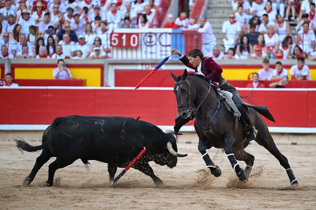 GRAFCAV9812. PAMPLONA, 06/07/2025.- La rejoneadora francesa Lea Vicens (primera mujer que torea en la Feria del Toro) durante la lidia a su segundo toro de la tarde en la segunda de abono de la Feria de Toro de los Sanfermines 2025 con toros de la ganadería salmantina de 'El Capea' y en la que comparte cartel con el rejoneador Roberto Armendáriz y con Guillermo Hermoso de Mendoza. EFE/ Daniel Fernández