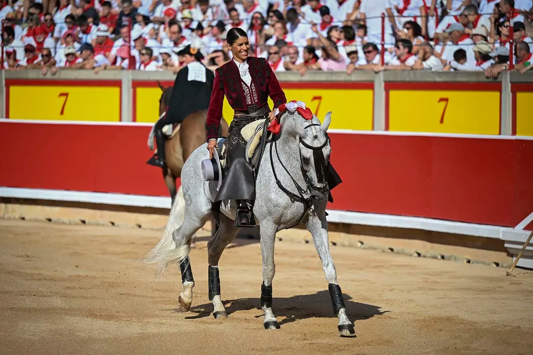 GRAFCAV9773. PAMPLONA, 06/07/2025.- La rejoneadora francesa Lea Vicens (primera mujer que torea en la Feria del Toro) durante el paseillo en la segunda de abono de la Feria de Toro de los Sanfermines 2025 con toros de la ganadería salmantina de 'El Capea' y en la que comparte cartel con el rejoneador Roberto Armendáriz y con Guillermo Hermoso de Mendoza. EFE/ Daniel Fernández