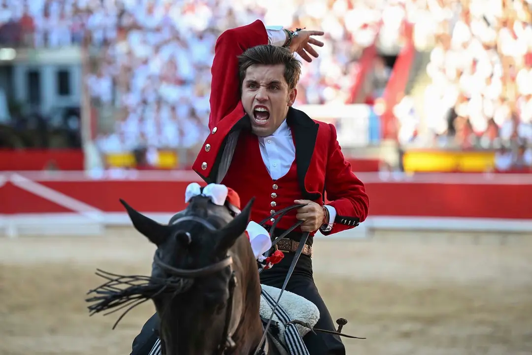 GRAFCAV9798. PAMPLONA, 06/07/2025.- El rejoneador Guillermo Hermoso de Mendoza durante la lidia a su primer toro de la tarde en la segunda de abono de la Feria de Toro de los Sanfermines 2025 con toros de la ganadería salmantina de 'El Capea' y en la que comparte cartel con el rejoneador Roberto Armendáriz y con la rejoneadora francesa Lea Vicens (primera mujer que torea en la Feria del Toro). EFE/ Daniel Fernández