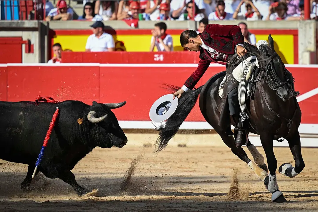 GRAFCAV9791. PAMPLONA, 06/07/2025.- La rejoneadora francesa Lea Vicens (primera mujer que torea en la Feria del Toro) durante la lidia a su primer toro de la tarde en la segunda de abono de la Feria de Toro de los Sanfermines 2025 con toros de la ganadería salmantina de 'El Capea' y en la que comparte cartel con el rejoneador Roberto Armendáriz y con Guillermo Hermoso de Mendoza. EFE/ Daniel Fernández