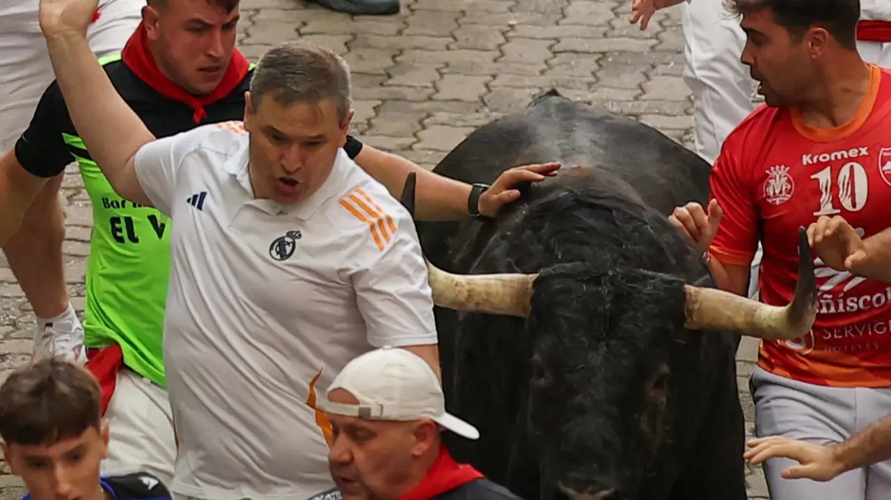 Mozos son perseguidos por uno de los toros de la ganadería gaditana de Fuente Ymbro en el tramo final que desemboca en el callejón de la Plaza de Toros, durante el primer encierro de los Sanfermines 2025, este lunes en Pamplona. EFE/ J.P. Urdiroz