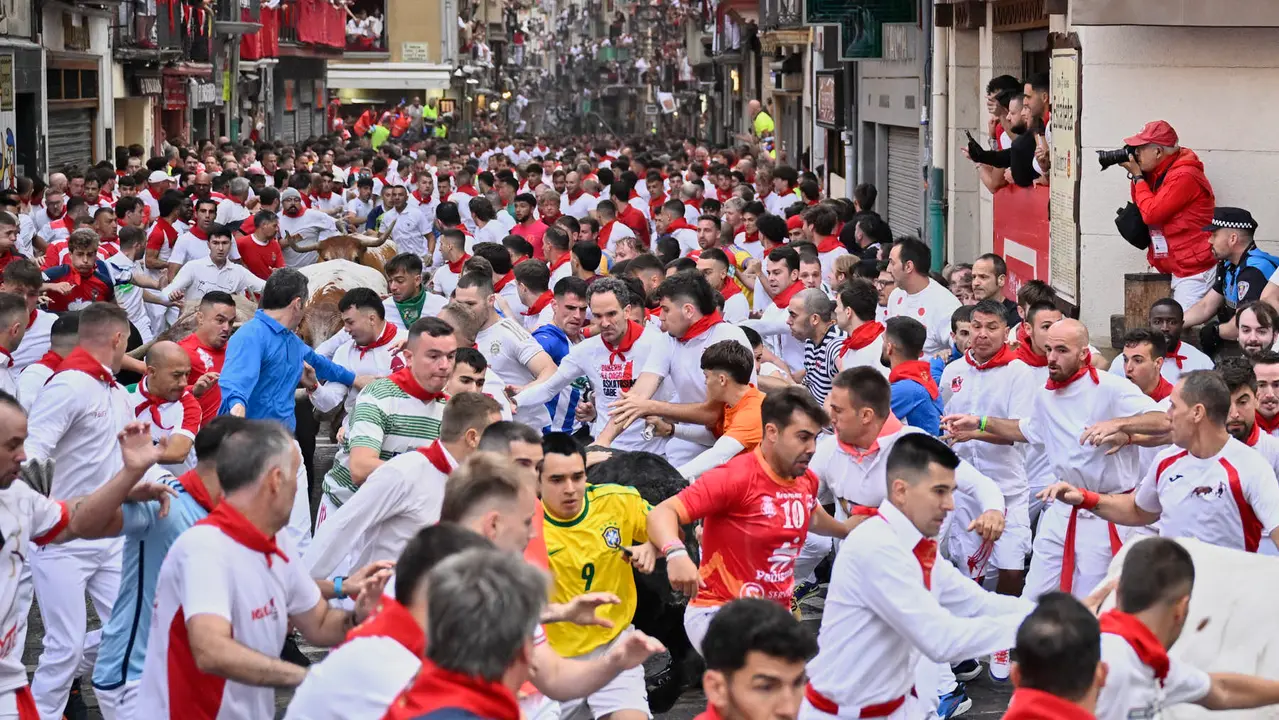 Primer encierro de las fiestas de San Fermín 2025 con toros de Fuente Ymbro en el tramo de Telefónica. PABLO LASAOSA