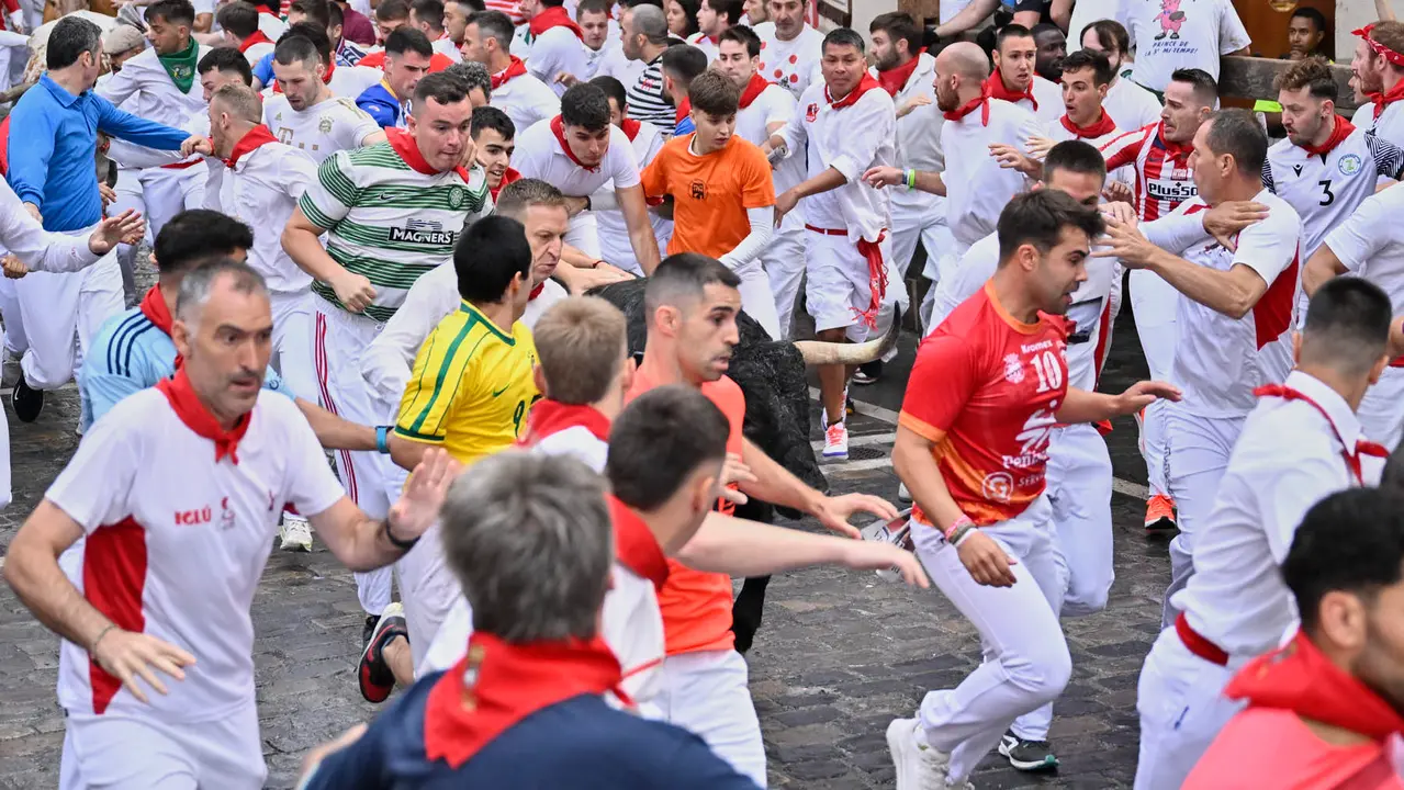Primer encierro de las fiestas de San Fermín 2025 con toros de Fuente Ymbro en el tramo de Telefónica. PABLO LASAOSA