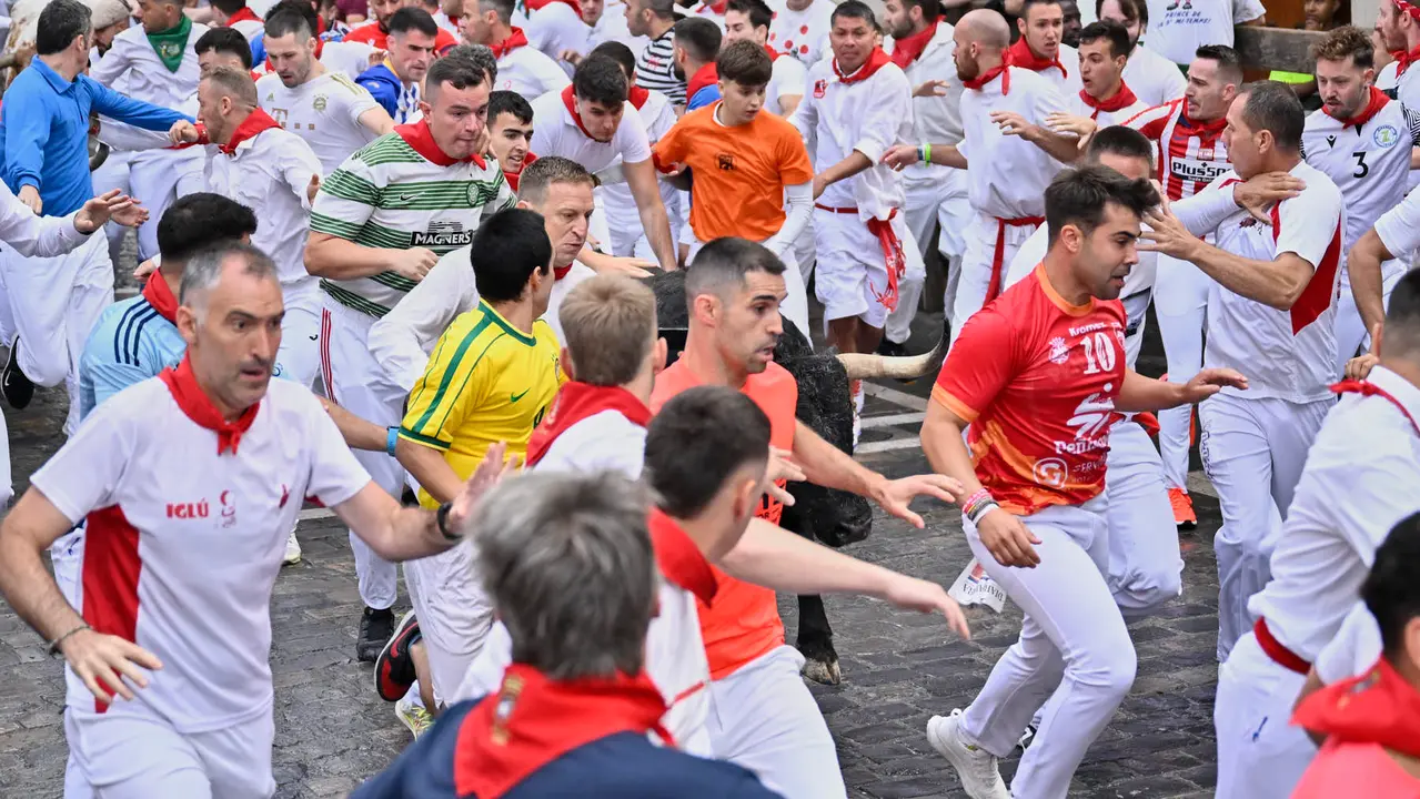 Primer encierro de las fiestas de San Fermín 2025 con toros de Fuente Ymbro en el tramo de Telefónica. PABLO LASAOSA