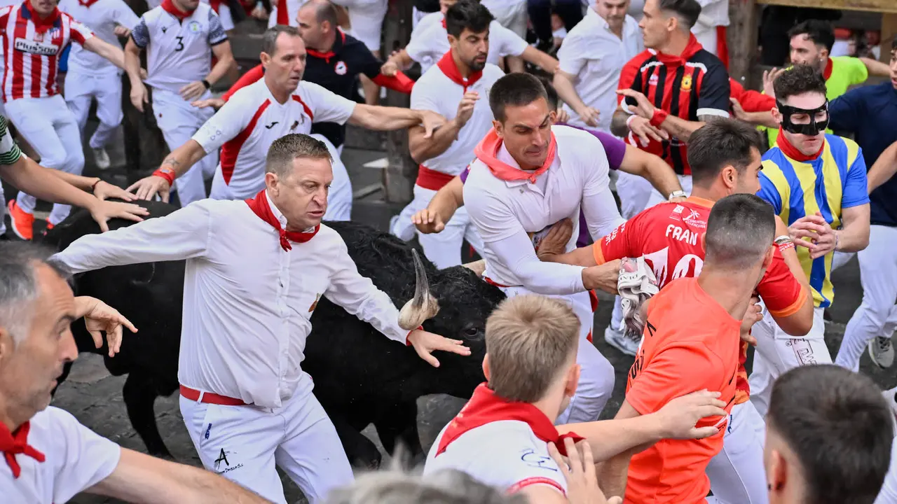 Primer encierro de las fiestas de San Fermín 2025 con toros de Fuente Ymbro en el tramo de Telefónica. PABLO LASAOSA