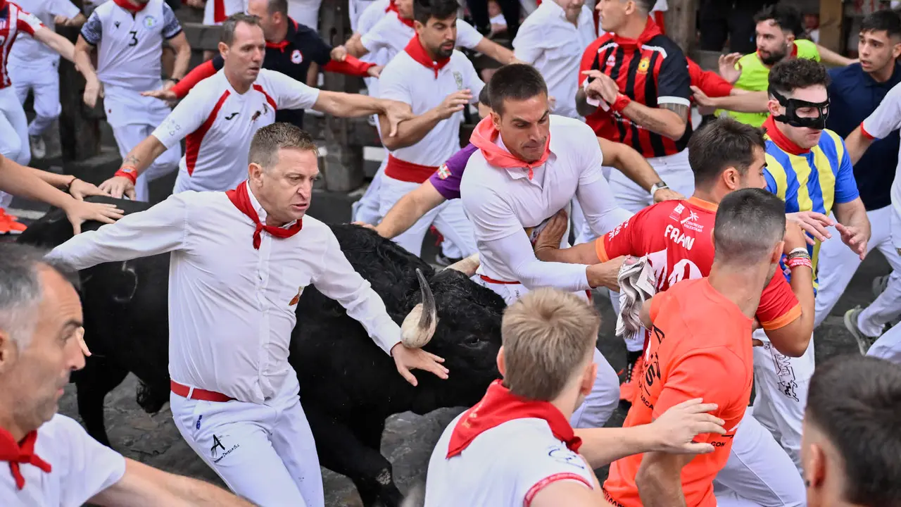 Primer encierro de las fiestas de San Fermín 2025 con toros de Fuente Ymbro en el tramo de Telefónica. PABLO LASAOSA