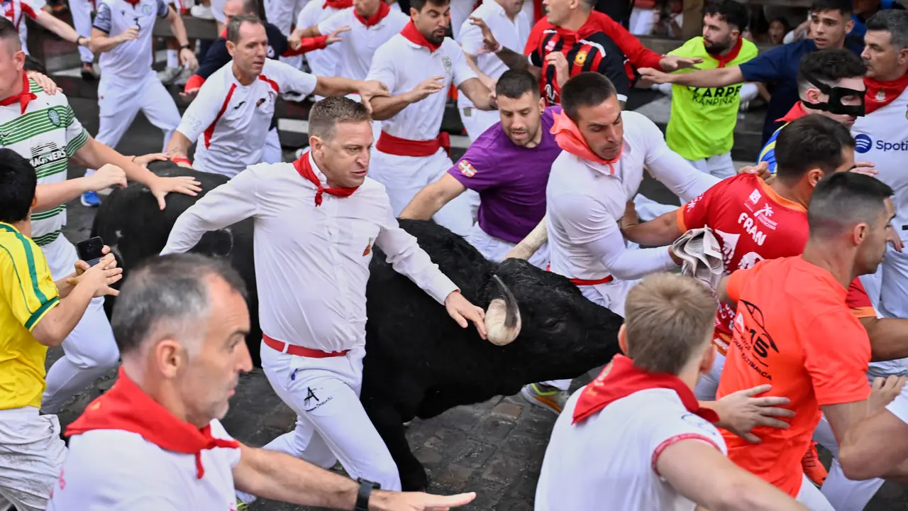 Primer encierro de las fiestas de San Fermín 2025 con toros de Fuente Ymbro en el tramo de Telefónica. PABLO LASAOSA
