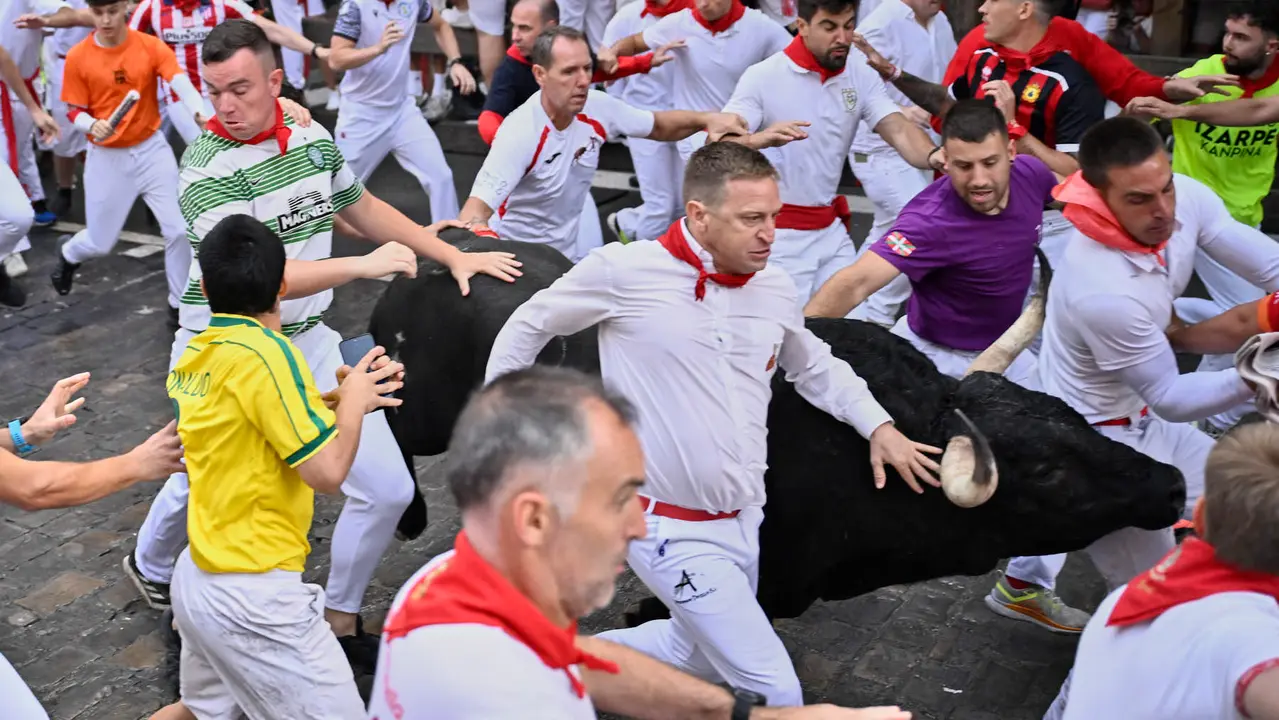 Primer encierro de las fiestas de San Fermín 2025 con toros de Fuente Ymbro en el tramo de Telefónica. PABLO LASAOSA