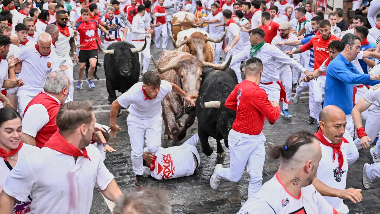 Primer encierro de las fiestas de San Fermín 2025 con toros de Fuente Ymbro en el tramo de Telefónica. PABLO LASAOSA