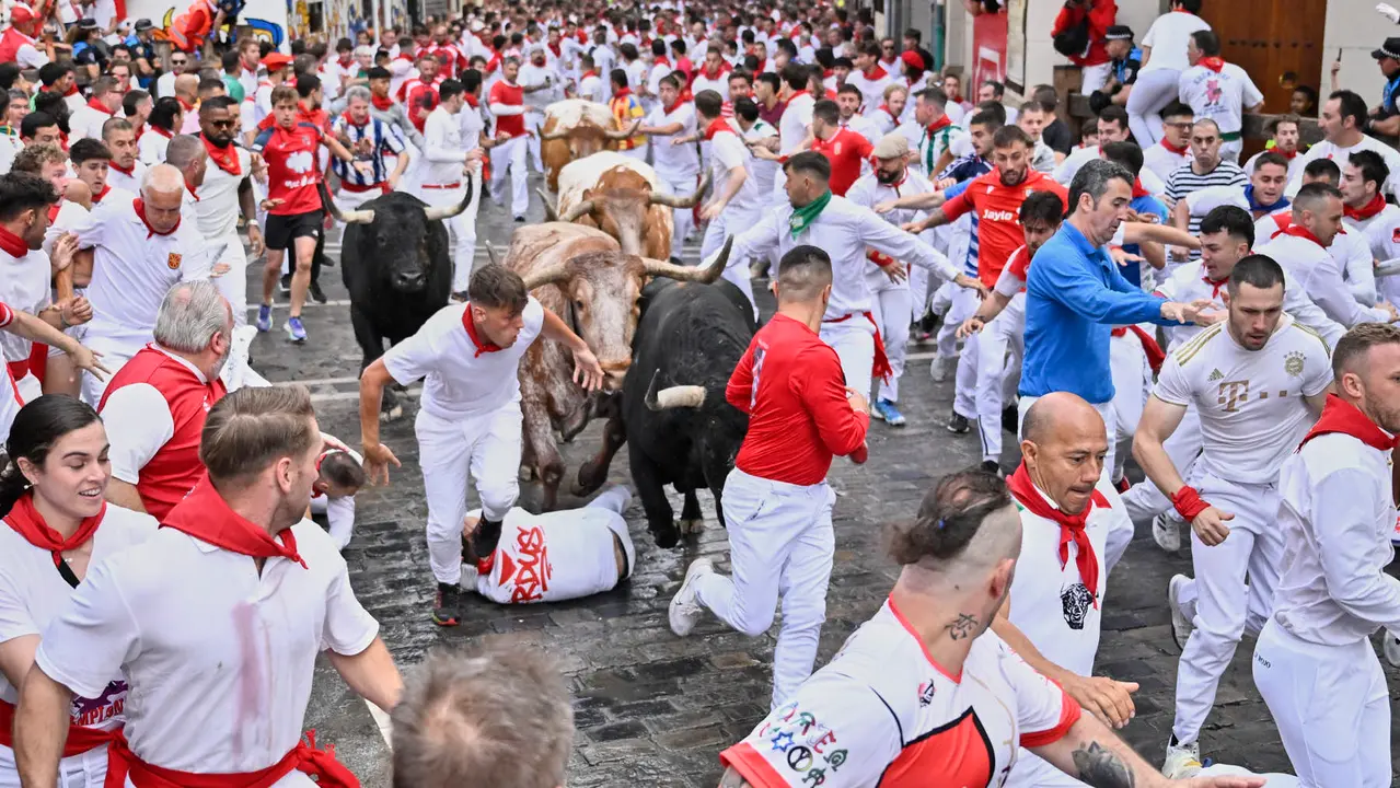 Primer encierro de las fiestas de San Fermín 2025 con toros de Fuente Ymbro en el tramo de Telefónica. PABLO LASAOSA
