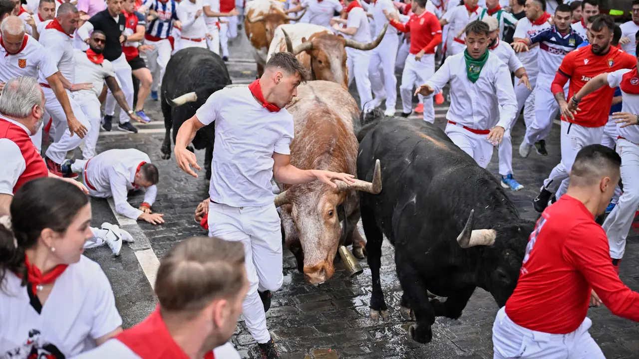 Primer encierro de las fiestas de San Fermín 2025 con toros de Fuente Ymbro en el tramo de Telefónica. PABLO LASAOSA