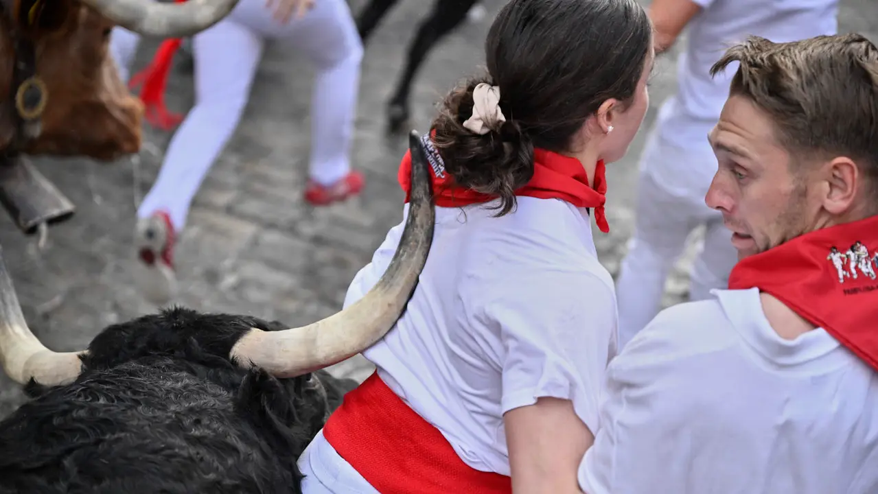 Primer encierro de las fiestas de San Fermín 2025 con toros de Fuente Ymbro en el tramo de Telefónica. PABLO LASAOSA