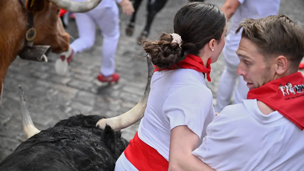 Primer encierro de las fiestas de San Fermín 2025 con toros de Fuente Ymbro en el tramo de Telefónica. PABLO LASAOSA