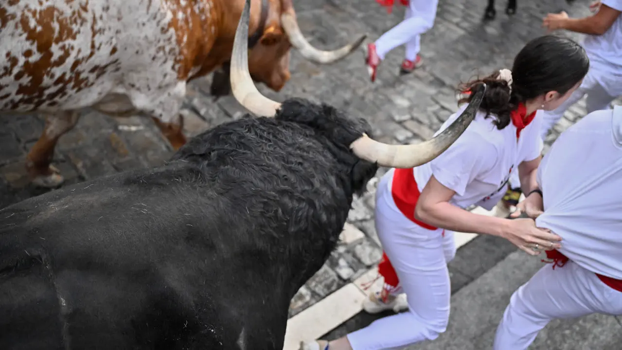 Primer encierro de las fiestas de San Fermín 2025 con toros de Fuente Ymbro en el tramo de Telefónica. PABLO LASAOSA