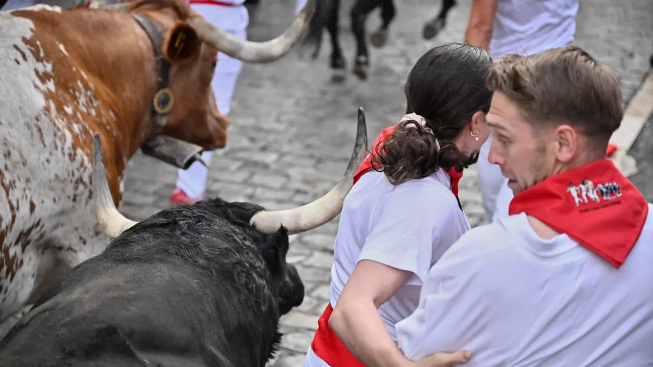 Primer encierro de las fiestas de San Fermín 2025 con toros de Fuente Ymbro en el tramo de Telefónica. PABLO LASAOSA