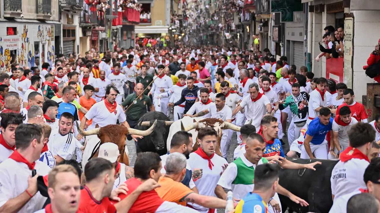 Primer encierro de las fiestas de San Fermín 2025 con toros de Fuente Ymbro en el tramo de Telefónica. PABLO LASAOSA