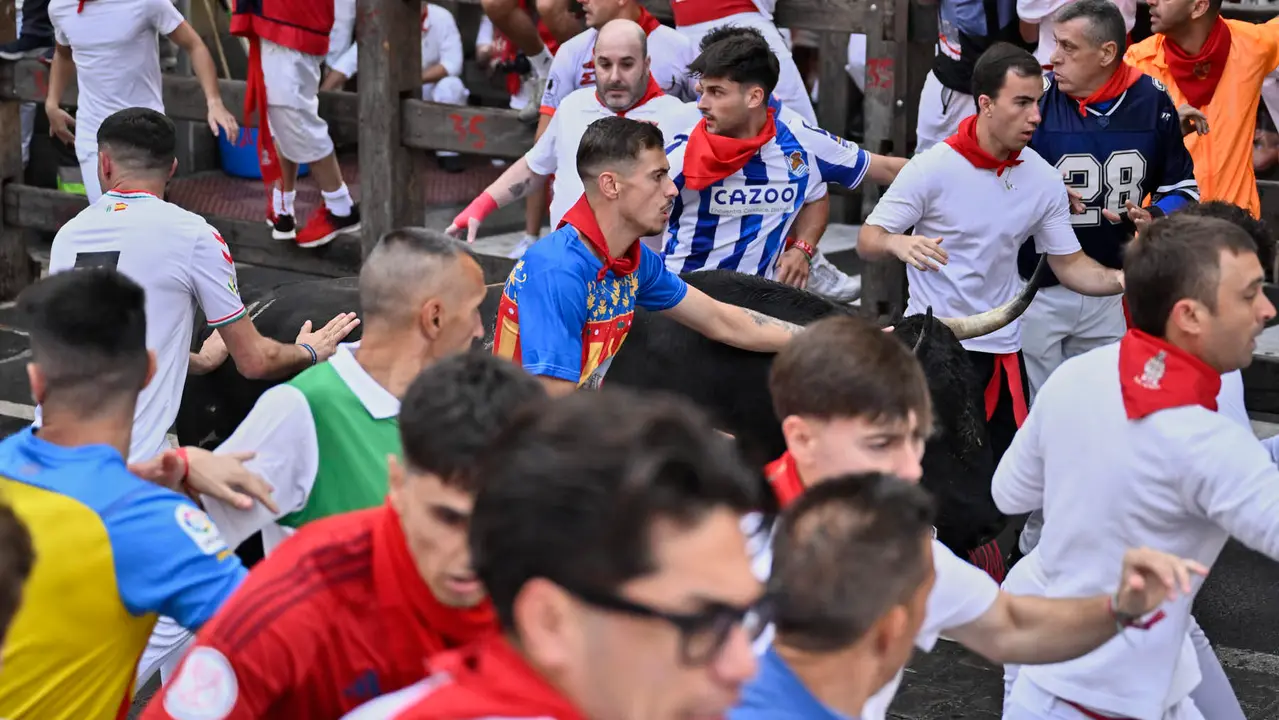 Primer encierro de las fiestas de San Fermín 2025 con toros de Fuente Ymbro en el tramo de Telefónica. PABLO LASAOSA