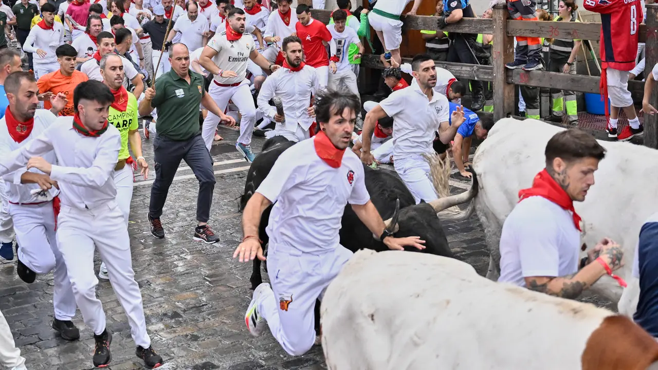Primer encierro de las fiestas de San Fermín 2025 con toros de Fuente Ymbro en el tramo de Telefónica. PABLO LASAOSA