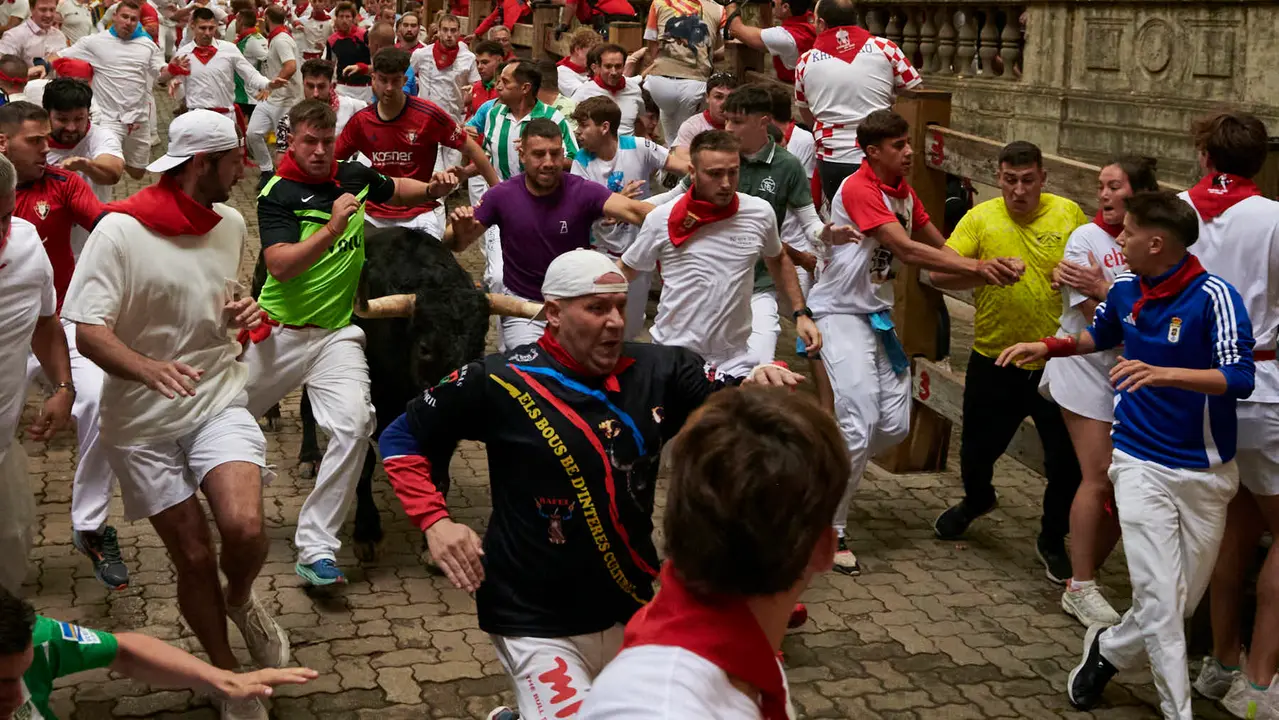 Primer encierro de San Fermín 2025 con toros de la ganadería Fuente Ymbro desde la bajada del callejón en Telefónica. IRANZU LARRASOAÑA