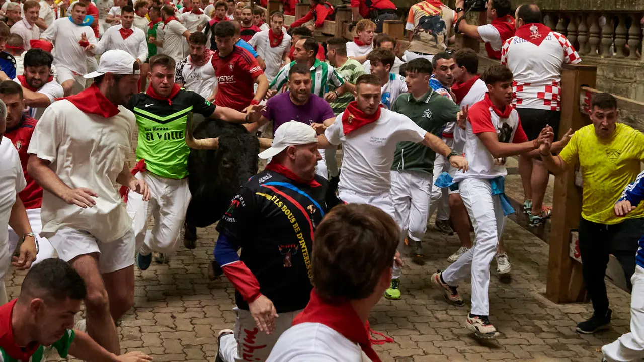 Primer encierro de San Fermín 2025 con toros de la ganadería Fuente Ymbro desde la bajada del callejón en Telefónica. IRANZU LARRASOAÑA