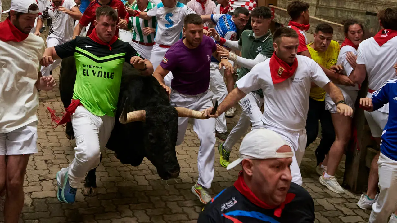 Primer encierro de San Fermín 2025 con toros de la ganadería Fuente Ymbro desde la bajada del callejón en Telefónica. IRANZU LARRASOAÑA