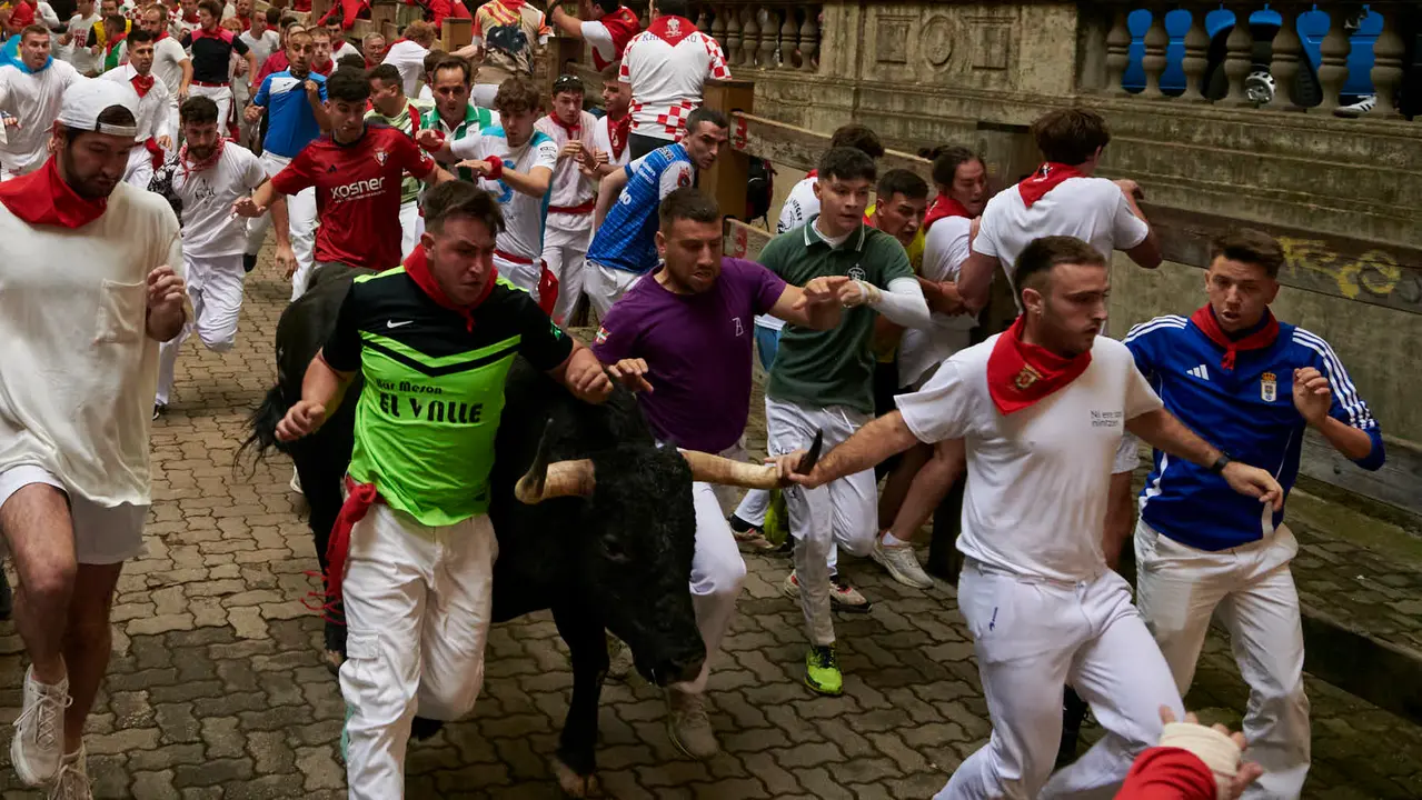 Primer encierro de San Fermín 2025 con toros de la ganadería Fuente Ymbro desde la bajada del callejón en Telefónica. IRANZU LARRASOAÑA