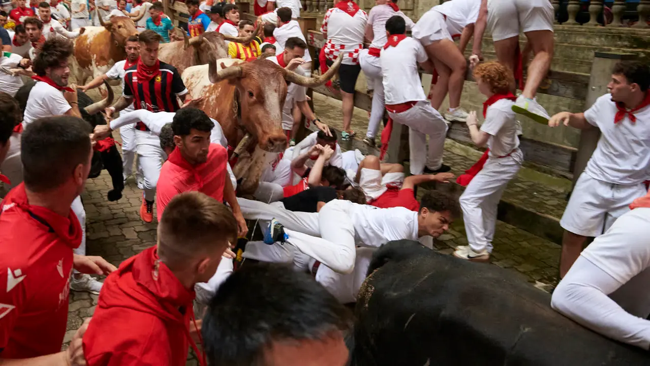 Primer encierro de San Fermín 2025 con toros de la ganadería Fuente Ymbro desde la bajada del callejón en Telefónica. IRANZU LARRASOAÑA