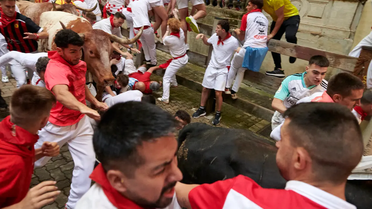 Primer encierro de San Fermín 2025 con toros de la ganadería Fuente Ymbro desde la bajada del callejón en Telefónica. IRANZU LARRASOAÑA