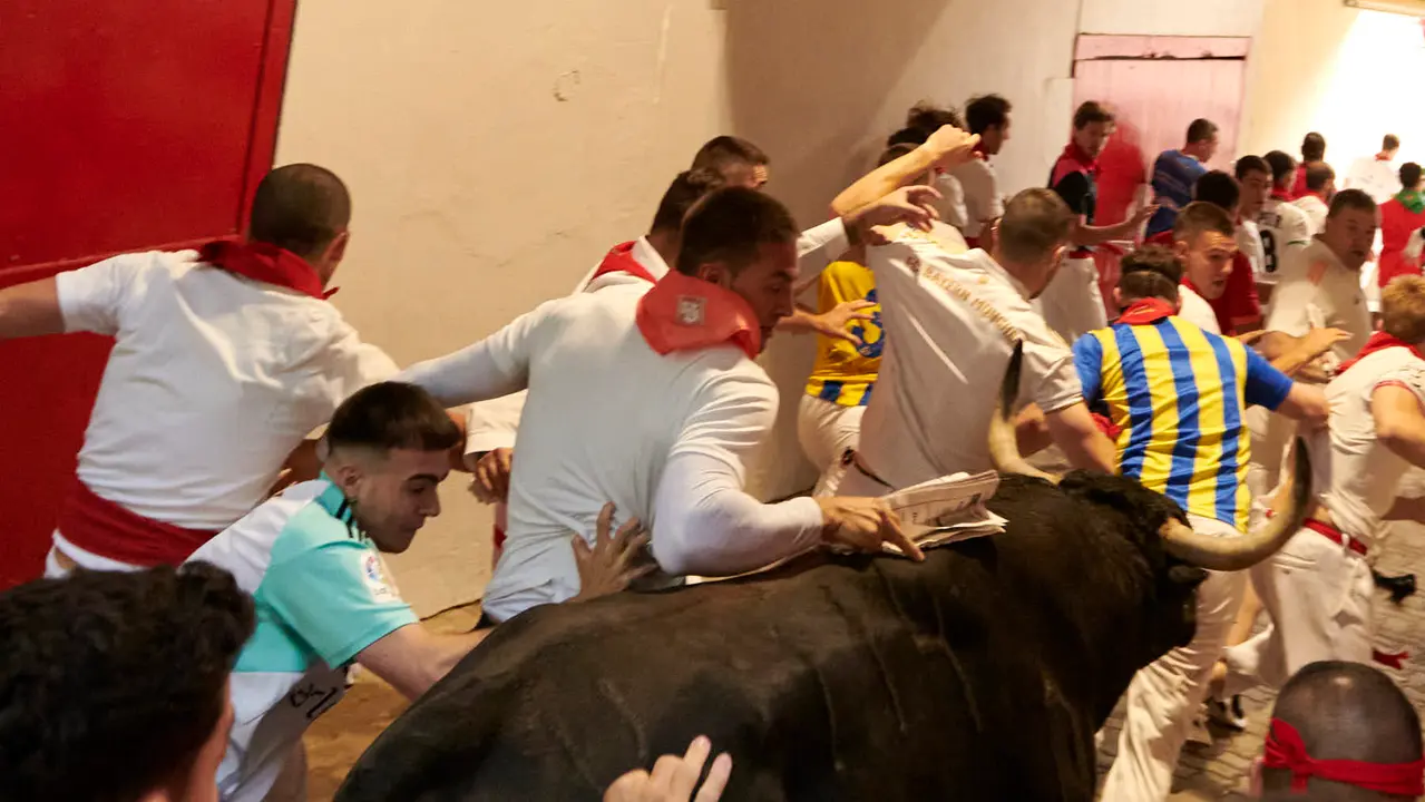 Primer encierro de San Fermín 2025 con toros de la ganadería Fuente Ymbro desde la bajada del callejón en Telefónica. IRANZU LARRASOAÑA