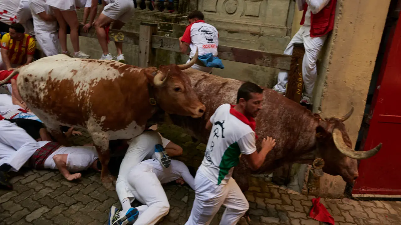 Primer encierro de San Fermín 2025 con toros de la ganadería Fuente Ymbro desde la bajada del callejón en Telefónica. IRANZU LARRASOAÑA