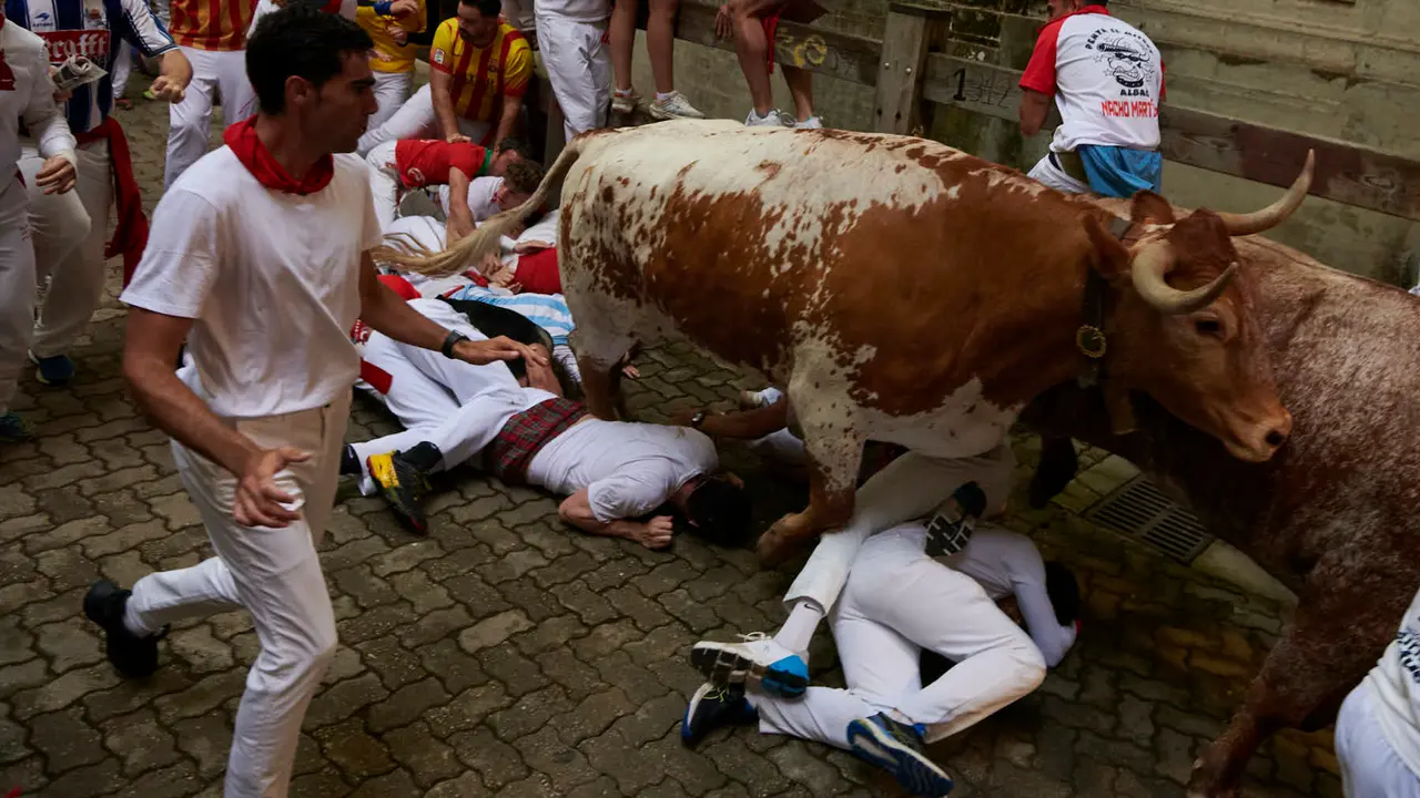 Primer encierro de San Fermín 2025 con toros de la ganadería Fuente Ymbro desde la bajada del callejón en Telefónica. IRANZU LARRASOAÑA