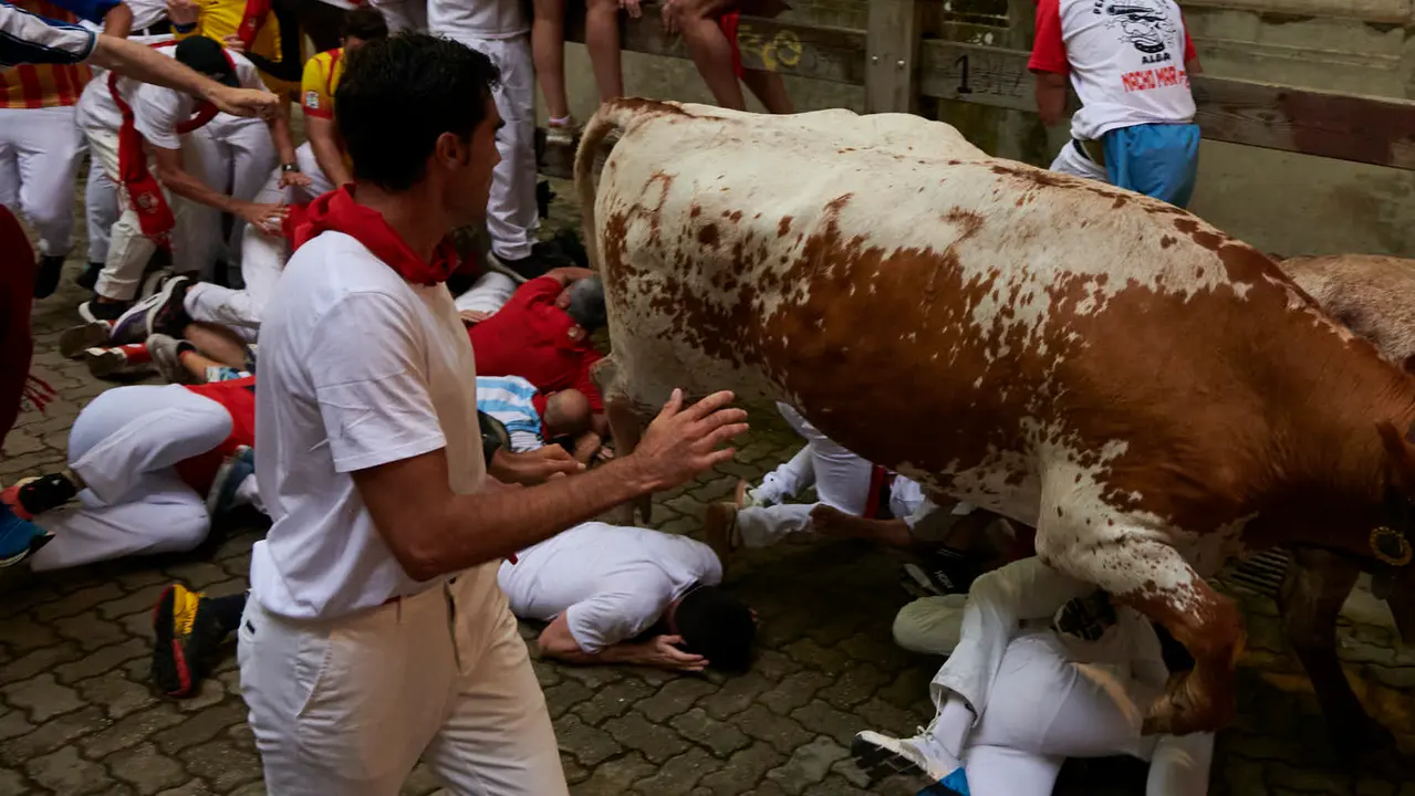 Primer encierro de San Fermín 2025 con toros de la ganadería Fuente Ymbro desde la bajada del callejón en Telefónica. IRANZU LARRASOAÑA