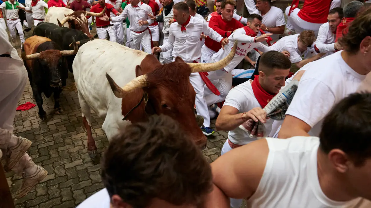 Primer encierro de San Fermín 2025 con toros de la ganadería Fuente Ymbro desde la bajada del callejón en Telefónica. IRANZU LARRASOAÑA