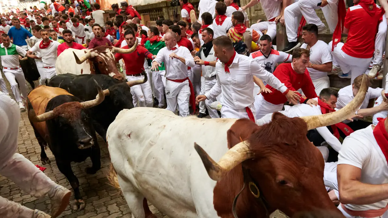 Primer encierro de San Fermín 2025 con toros de la ganadería Fuente Ymbro desde la bajada del callejón en Telefónica. IRANZU LARRASOAÑA