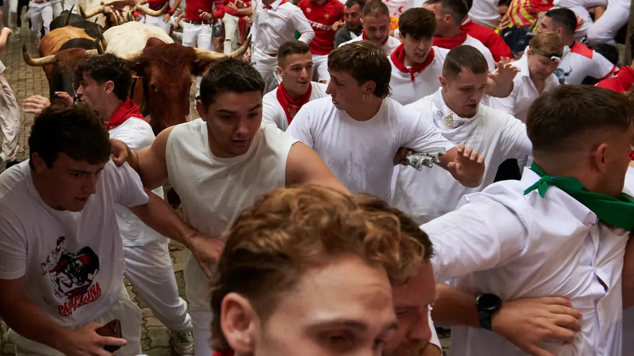 Primer encierro de San Fermín 2025 con toros de la ganadería Fuente Ymbro desde la bajada del callejón en Telefónica. IRANZU LARRASOAÑA