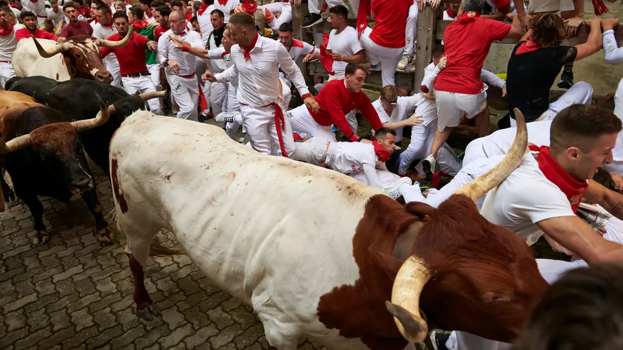 Primer encierro de San Fermín 2025 con toros de la ganadería Fuente Ymbro desde la bajada del callejón en Telefónica. IRANZU LARRASOAÑA