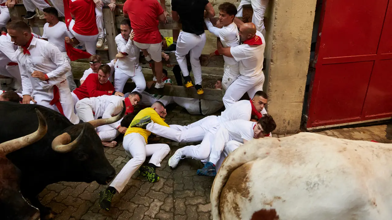 Primer encierro de San Fermín 2025 con toros de la ganadería Fuente Ymbro desde la bajada del callejón en Telefónica. IRANZU LARRASOAÑA