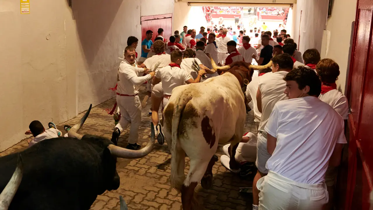 Primer encierro de San Fermín 2025 con toros de la ganadería Fuente Ymbro desde la bajada del callejón en Telefónica. IRANZU LARRASOAÑA