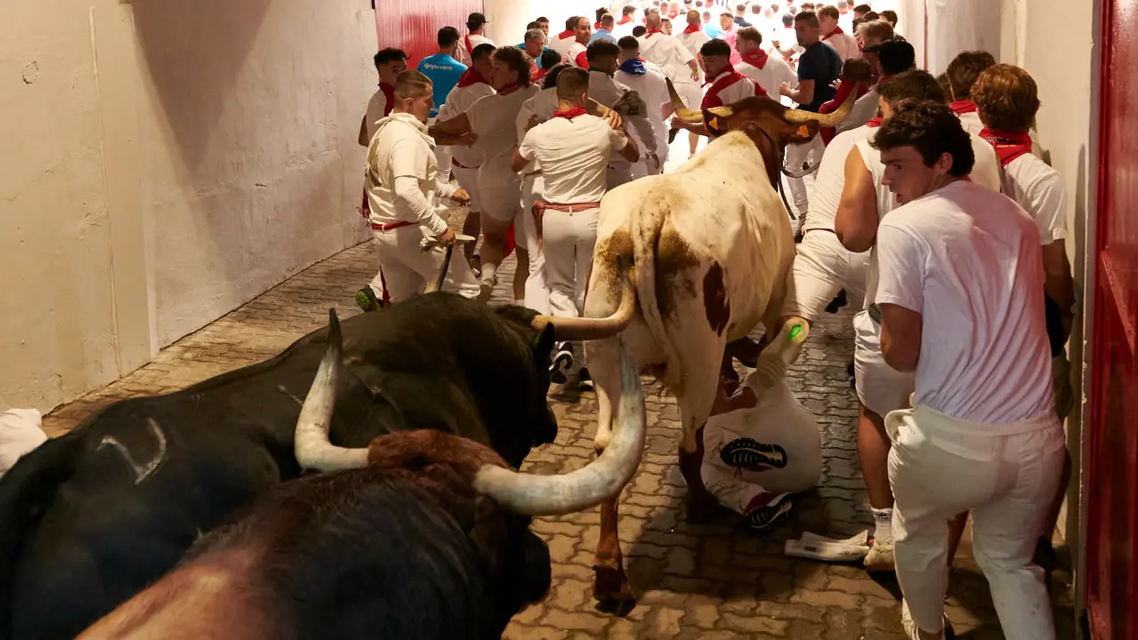 Primer encierro de San Fermín 2025 con toros de la ganadería Fuente Ymbro desde la bajada del callejón en Telefónica. IRANZU LARRASOAÑA