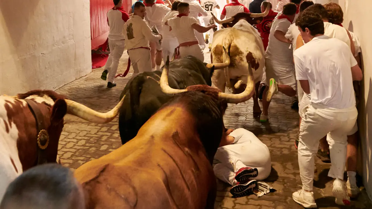Primer encierro de San Fermín 2025 con toros de la ganadería Fuente Ymbro desde la bajada del callejón en Telefónica. IRANZU LARRASOAÑA