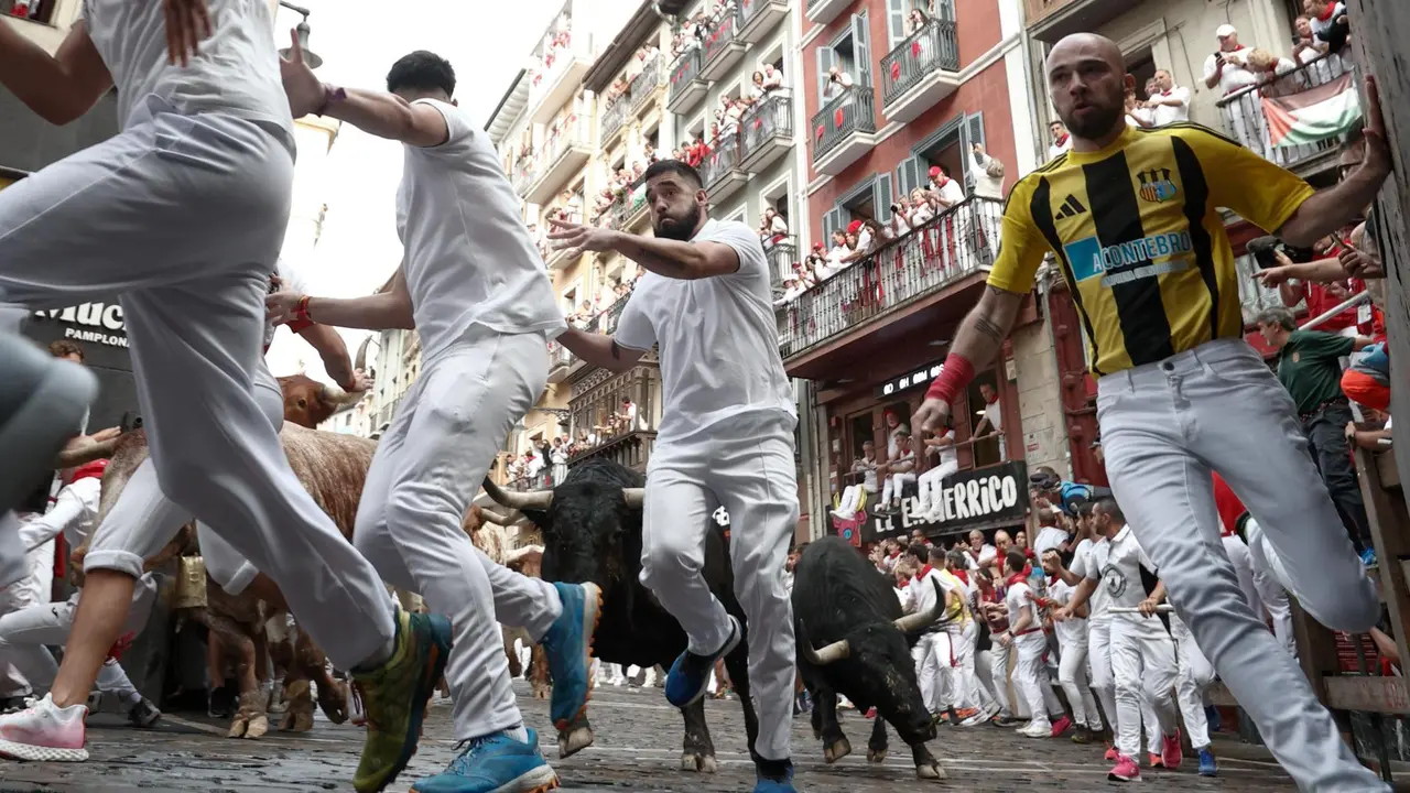 Primer encierro de San Fermín 2025 el día 7 de julio con toros de Fuente Ymbro en el tramo de la Curva de Mercaderes. EFE - JESÚS DIGES (2)